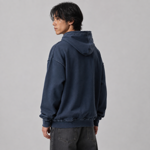 เสื้อฮู้ดดี้ผู้ชายแฟชั่น แต่งลายปักแบบดิสเทรส พร้อมซับในนุ่มสบาย ขอบแขนเสื้อแบบริบ และงานตัดเย็บคุณภาพพรีเมียม สำหรับขายส่ง - Product Image 3