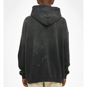 Sudadera con capucha negra con efecto acid wash, de tejido grueso, estilo urbano, con estampado gráfico completo DTG, estilo vintage, con efecto desgastado y logotipo personalizado. - Product Image 3