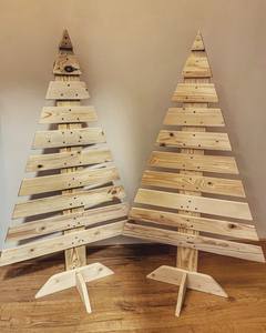 Magnifique décoration de table en bois pour Noël avec des cônes de pin et des lumières LED blanc chaud, décoration artisanale d'intérieur, arbre en bois - Product Image 4