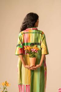 แจกันเซรามิกสีพีชสไตล์ร่วมสมัย ดีไซน์เอวโค้งมน เคลือบเงาสองสี พร้อมดีเทลตกแต่งอย่างมีสไตล์สำหรับตกแต่งบ้านอย่างมีระดับ - Product Image 4