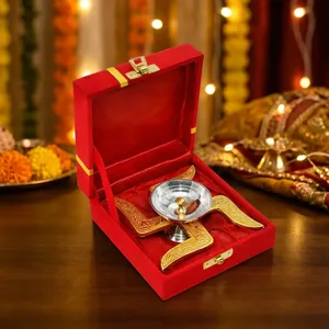 Cérémonies de rayonnement et de bénédiction avec ce magnifique ensemble de lampes Diya Swastik plaqué or et argent, avec boîte cadeau en velours. - Product Image 4