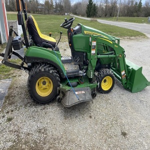 รถแทรกเตอร์ล้อเดียว John Deere 1023E 25 แรงม้า รุ่นมือสอง สำหรับงานหนัก พร้อมเครื่องยนต์ทรงพลัง ระบบปั๊มเกียร์ ระบบเกียร์ และระบบมอเตอร์ - Product Image 3