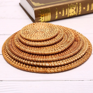 Ensemble de dessous-de-verre en rotin fait main du Vietnam, tapis ronds tissés pour boissons, accessoires durables pour la maison et la cuisine - Product Image 1