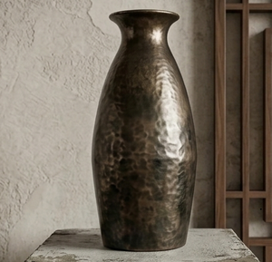 Jarrón de Metal Industrial Hecho a Mano con Textura Martillada, Portaflores Decorativo para el Hogar - Product Image 4