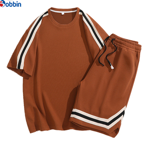 Conjunto de pantalones cortos personalizados para hombre, nuevo conjunto de verano a la moda con rayas, conjunto de pantalones cortos modernos para hombre, de manga corta, cuello redondo, holgado, estilo estudiantil. - Product Image 3