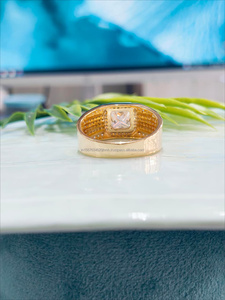 แหวนเพชรทรงปรินเซสคัทประดับเพชรข้างตัวในตัวเรือนทองคำเหลือง ออกแบบมาเพื่อความสง่างามเหนือกาลเวลา ให้ความเปล่งประกายและหรูหราอย่างคลาสสิกแต่โดดเด่น - Product Image 2