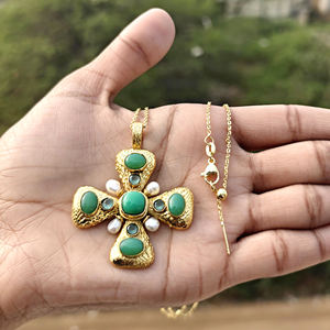 Collier pendentif croix audacieux plaqué or avec pierres précieuses, chrysocolle, accents de zircon cubique aqua et perle naturelle, bijoux en laiton. - Product Image 4