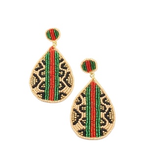 Boucles d'oreilles uniques faites à la main avec broderie de perles de rocaille Bijoux brodés de perles entièrement personnalisables - Product Image 1