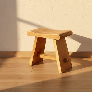 Tabouret en bois Hye fabriqué en teck massif avec finition naturelle pour un salon, une chambre et un mobilier d'hôtel au style moderne et minimaliste - Product Image 1