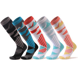 Chaussettes de sport antidérapantes de haute qualité pour enfants, chaussettes rouges personnalisées pour trampoline et aire de jeux - Product Image 6