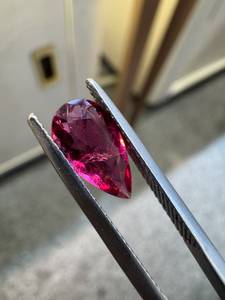 Tourmaline Rubellite Naturelle 1,37 CT Coupe Poire Pierre Précieuse Libre Couleur Magenta Profond avec Effet de Jeu de Couleurs/Feu Africain pour la Fabrication de Bijoux/Collectionneur - Product Image 2