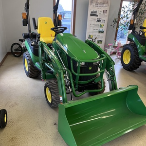 Tractor de Ruedas John Deere 1025R Usado de Alta Calidad con Cabina, Motor a Gasolina Autopropulsado, Multifuncional, en Buenas Condiciones - Product Image 5