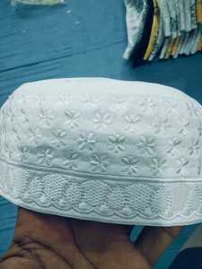 Madina Trade Int. Vente Flash : Bonnet de Prière Musulman Thaïlandais Brodé Personnalisé de Haute Qualité (Kaba/Monogramme) Blanc 100% Coton Maille - Product Image 2