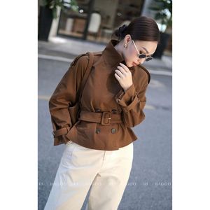 Gabardina de mujer con doble botonadura, cinturón, solapa y peplum, manga larga, para otoño [B8045] - Product Image 3
