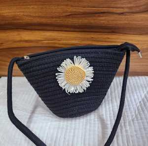 Sac bandoulière artisanal en jersey de coton tissé pour femme, portable, imperméable, antivol, lavable, motif marguerite, multi-usages - Product Image 1