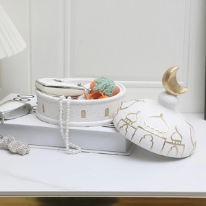 Decoración de Ramadán Hecha a Mano con Forma de Mezquita Blanca y Cúpulas Doradas en Forma de Luna Creciente - Product Image 3
