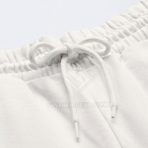 Shorts en molleton pour homme avec logo personnalisé - Shorts décontractés unis à taille mi-haute, écologiques, à séchage rapide, respirants et de haute qualité - Product Image 5