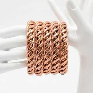 Pulseras de cobre hechas a mano con diseños artísticos para regalos de moda y uso diario, diseñadas para compradores mayoristas en todo el mundo. - Product Image 1