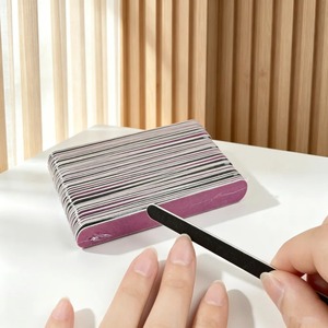 Lime à ongles jetable Zebra double face en éponge multicolore, grain 100, 7 pouces, bloc polissoir pour soins des ongles à domicile ou en salon - Product Image 1