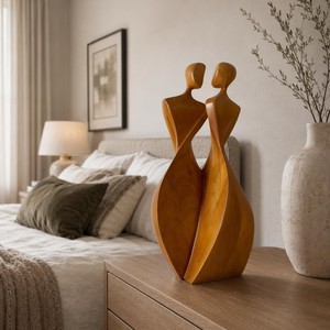 Sculpture artisanale en bois représentant des figures amoureuses, décoration artistique contemporaine pour table, salon, thème mariage - Product Image 3