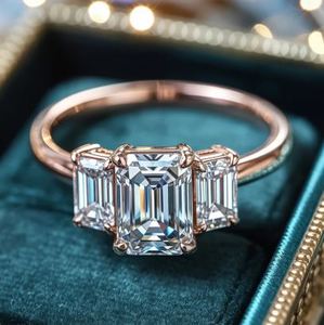 Anillo de Compromiso con Tres Piedras de Moissanita Corte Esmeralda, Plata de Ley 925, Chapado en Oro, Anillo de Novia para Mujer - Product Image 5