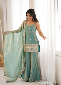 Ensemble Salwar Trois Pièces pour Femme Fendy en Soie avec Kurta Brodée de Jari et Paillettes, Pantalon Patte d'Éléphant et Dupatta Brodé à Nouer à l'Arrière - Product Image 3