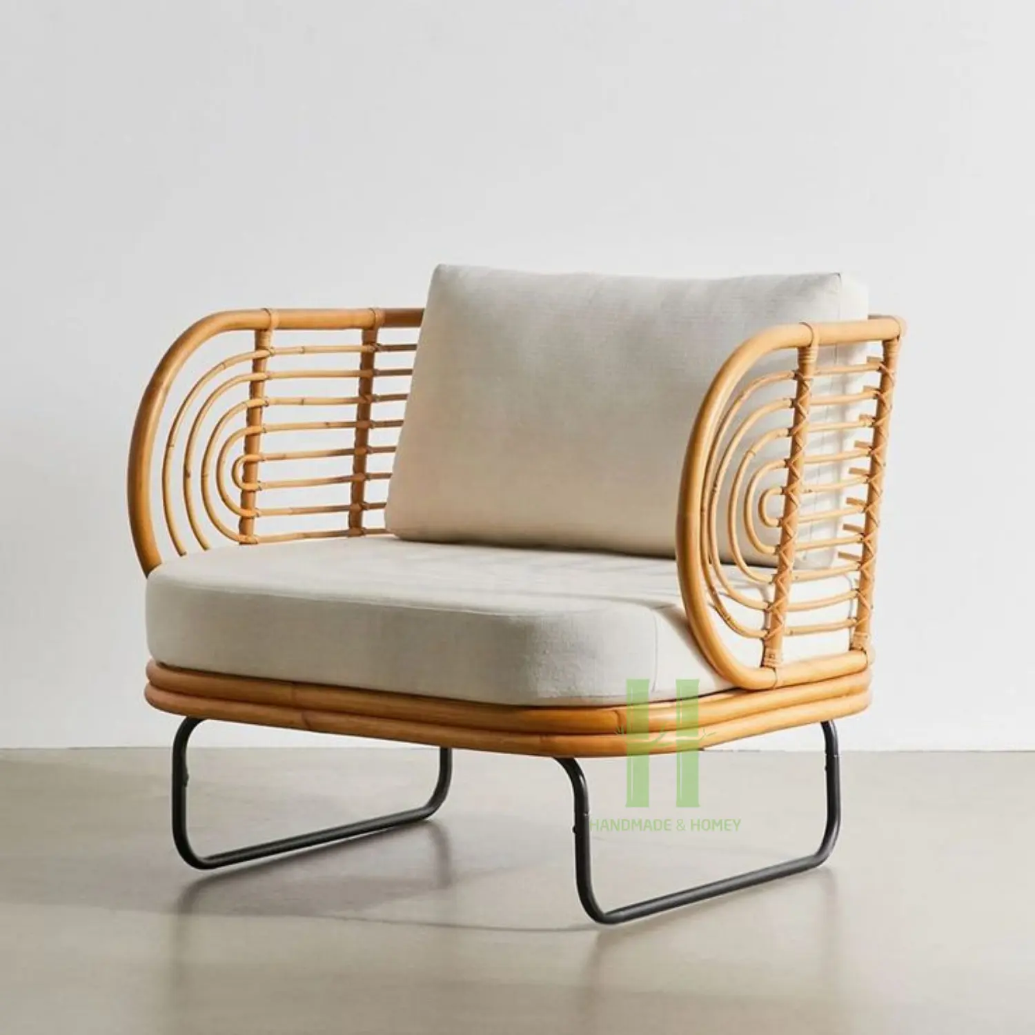 アイアンベースのモダンな籐の椅子ソフトクッション付きの籐のラウンジチェアHNHクラフトの新しいデザインの籐の家具