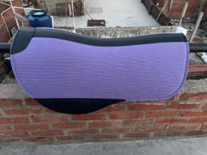 Tapis de selle western en cuir de vachette violet avec doublure polaire, bordure noire et caoutchouc Boble pour l'équitation et le confort du cheval - Product Image 2