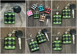 Nouvelle gourde de poche en cuir quadrillé gravé, design exclusif, pour la March Expo, vente en gros, mini gourde personnalisée avec clip porte-clés, idéale pour les cadeaux promotionnels - Product Image 3