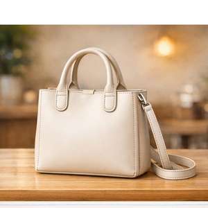 Esta bolsa hobo fruncida color café es un accesorio elegante adecuado para el uso diario. - Product Image 5