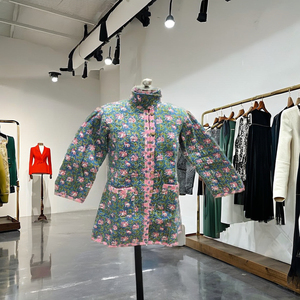 Chaqueta Acolchada de Algodón para Mujer, Estilo Otoño-Invierno, Abertura Frontal, Hecha a Mano, con Diseño Floral Multicolor Verde, Gruesa y Ecológica - Product Image 3