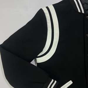Chaquetas Varsity de Invierno Personalizadas en Blanco y Negro, Estilo Retro, de Forro Polar y Cuero, con Cuello Alto, Bordado, Transpirables y Resistentes al Viento para Hombre - Product Image 3