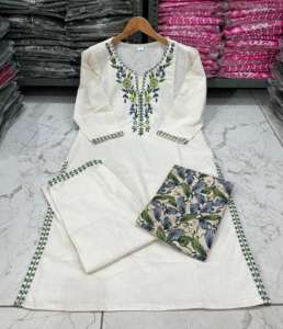 Conjunto de traje de algodón flexible con diseño único y elegante, con dupatta en contraste, vestido étnico moderno para damas, disponible para la venta. - Product Image 3