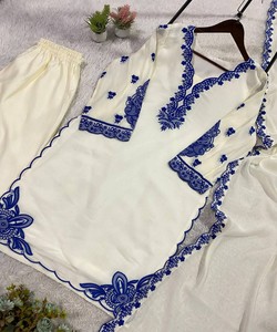 ชุดปักลายมูล ชานเดรี พร้อมกางเกงปาลาซโซ่และผ้าคลุมไหล่ สไตล์งานรื่นเริง ราคาขายส่ง เสื้อผ้าชาติพันธุ์ สีขาว - Product Image 2