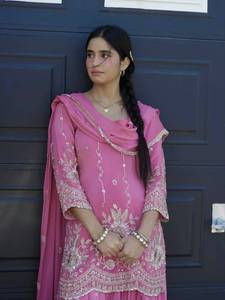 Ensemble prêt-à-porter entièrement cousu : haut en georgette brodé de sequins avec pantalon palazzo et dupatta - Product Image 2