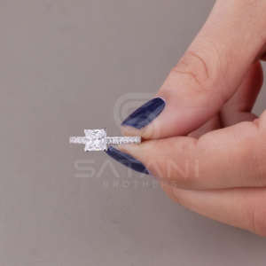 Anillo de Compromiso de Moissanita con Corte Princesa, Banda de Media Eternidad con Brillo Brillante, Diseño de Joyería Fina y Elegante - Product Image 1