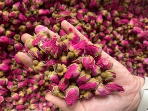 Prix avantageux, sûr et éco-responsable : Boutons de rose séchés purs, à base de plantes, idéaux pour les mélanges de boissons et l'extraction de parfum. - Product Image 4