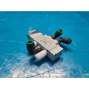 Vanne solénoïde 5 ports SMC SY5120-5LOZ-01-F2, utilisée comme pièce détachée pour équipement semi-conducteur Legacy - Product Image 2