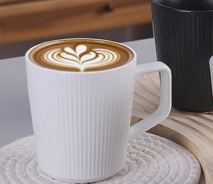 Elegante taza de cerámica de 380 ml en colores neutros transparentes con textura grabada en relieve bajo el esmalte, sin BPA, para uso diario. - Product Image 6