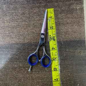 กรรไกรตัดผมสำหรับคนถนัดขวา ใบมีดตรง ปลายคม ผลิตจากเหล็กกล้าไร้สนิมญี่ปุ่น น้ำหนักเบา ด้ามจับขนาดกลาง สำหรับร้านทำผมและจัดแต่งทรงผม - Product Image 4