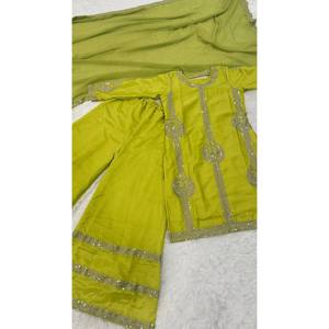 Conjunto de Traje Talla XL para Fiesta con Lentejuelas y Bordado Zari para un Look Glamuroso - Product Image 1