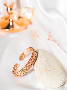 Bracelet en cuivre martelé fait main réglable - Bijoux ayurvédiques de luxe pour hommes et femmes, personnalisé pour Noël, la fête des mères - Product Image 4