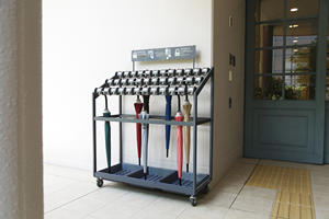 Porte-parapluie de style industriel verrouillable pour les installations commerciales - Product Image 3