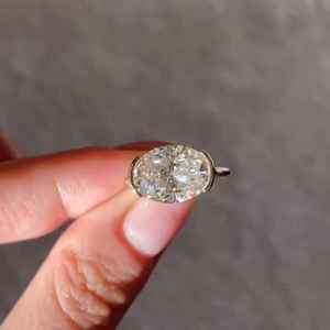 Anillo de diamante ovalado de 2.02 quilates cultivado en laboratorio para mujer, platino, moderno, con engaste de media montura, regalo de compromiso para ella y para ti. - Product Image 2