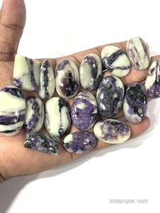 Charoite naturelle jaune-violette, pierres précieuses en vrac, cabochons de formes et tailles variées, environ 20 à 30 mm - Product Image 3