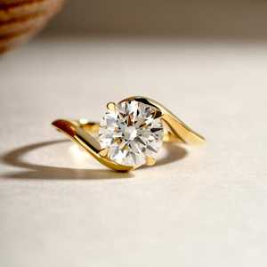 Bague de fiançailles de luxe en or 14 carats avec diamant de laboratoire brillant, certifié IGI, clarté VS1, 1,5 carat, diamant blanc, sur mesure pour femme - Product Image 1