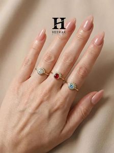 Anillo de compromiso de lujo con diamante cultivado en laboratorio de corte redondo, engaste de bisel, oro amarillo de 14K, diseño de rayos de sol y media corona, venta al por mayor - Product Image 6