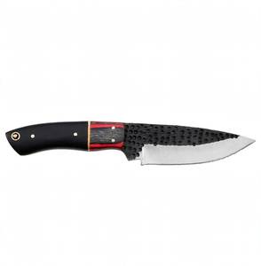 Herramienta Utilitaria de Campo para Exteriores, Hecha a Mano, de Acero con Alto Contenido de Carbono, Forjada, con Textura Martillada, Mango Híbrido Rojo y Negro - Product Image 4