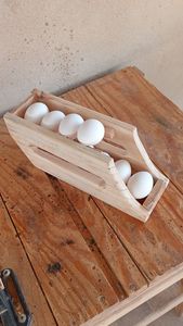 Porta Huevos de Madera Hecho a Mano para Decoración Rústica del Hogar que Exhibe la Artesanía y la Utilidad Práctica en la Cocina - Product Image 6