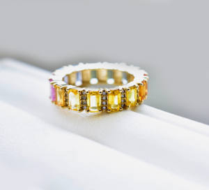 Anillo de Eternidad Everlasting Iris con Corte Esmeralda, Zafiros Naturales Multicolor y Diamantes, Prisma Royale, Oro de 14K, Arcoíris - Product Image 1